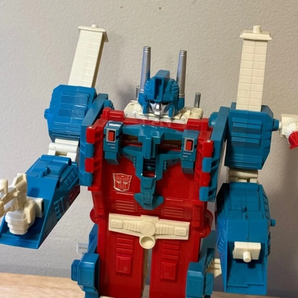 Vintage 1986 Transformers Generation 1 G1 Ultra‎ Magnus Action Figure
